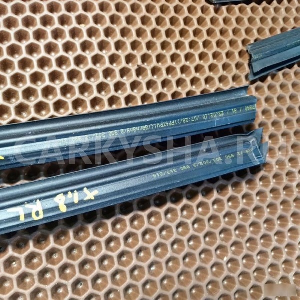 Уплотнитель шахты стекла двери BMW X1 