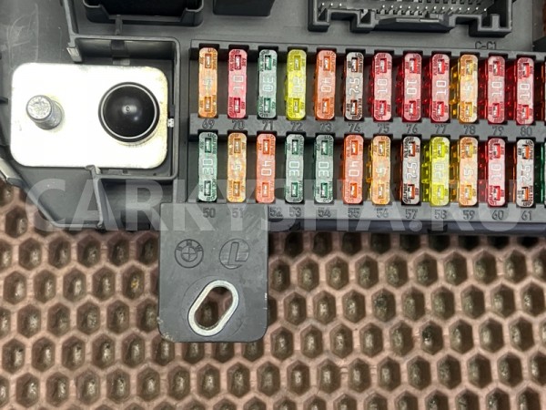 Блок предохранителей в багажнике BMW 5er 