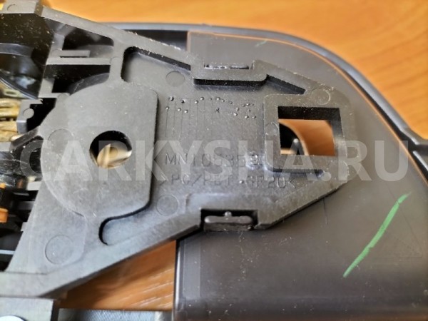 Ручка двери внутренняя передняя левая Mitsubishi Mitsubishi i оригинальный номер MN105359