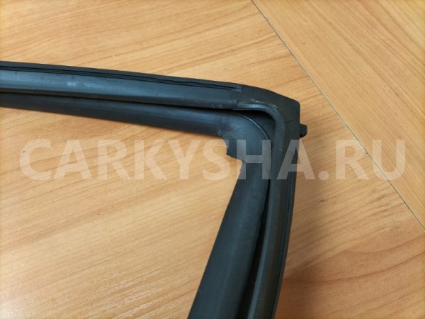Уплотнитель стекла двери задний правый Toyota Toyota Alphard 