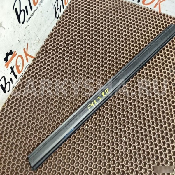 Уплотнитель стекла двери BMW X1 