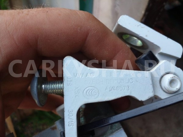 Петля двери Skoda Rapid 