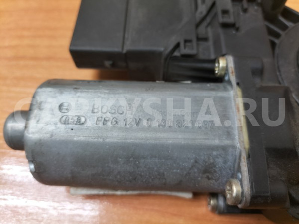 Мотор стеклоподъемника задний левый Volkswagen Volkswagen Passat оригинальный номер 3B5839751