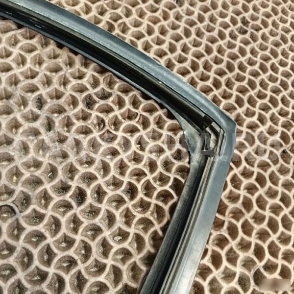 Уплотнитель двери BMW X6 