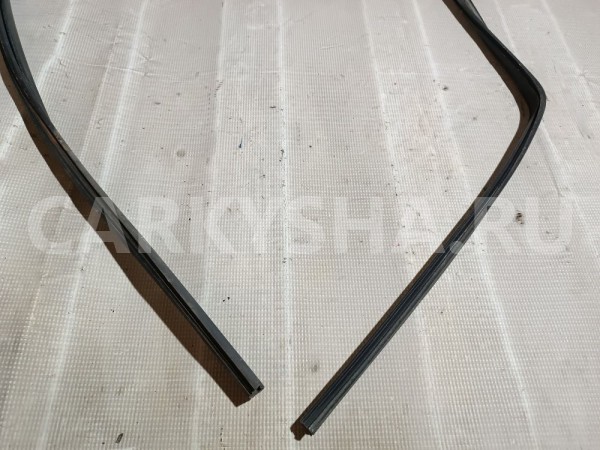 Уплотнитель проема стекла двери задней левой Toyota Land Cruiser 