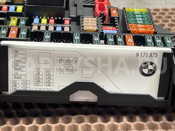 Блок предохранителей в багажнике BMW 7er 