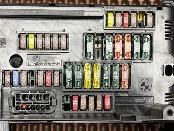 Блок предохранителей салонный BMW 7er 