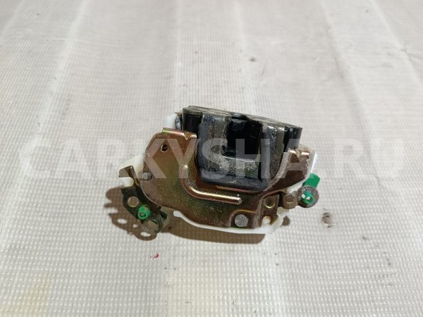 Замок двери передней левой Nissan Laurel 