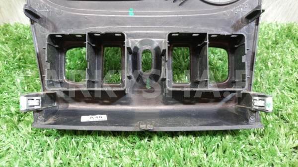 Накладка торпедо центральная Renault Logan 2019 Renault 18 оригинальный номер 275002137R