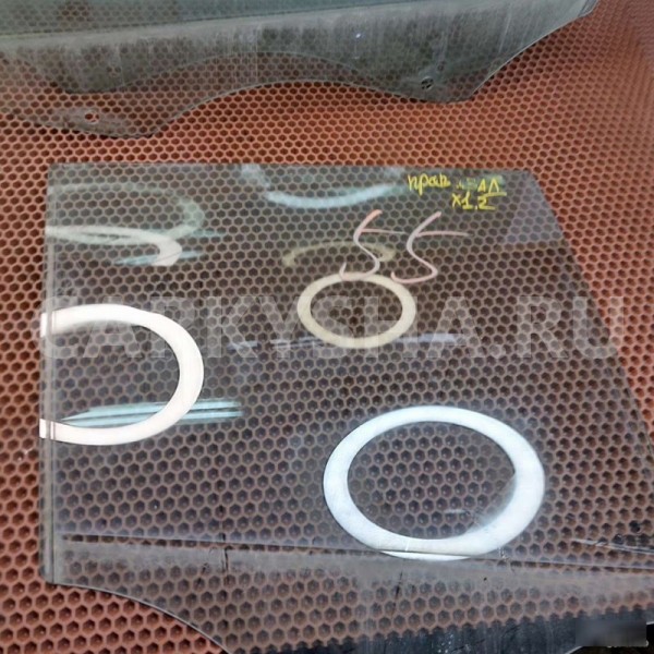 Стекло двери BMW X1 