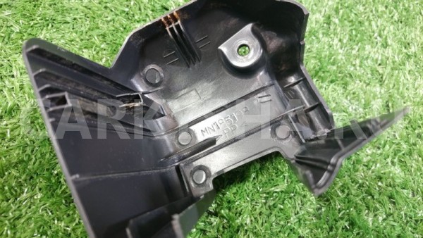 Заглушка полозьев сиденья передняя Mitsubishi Mitsubishi i оригинальный номер MN185198