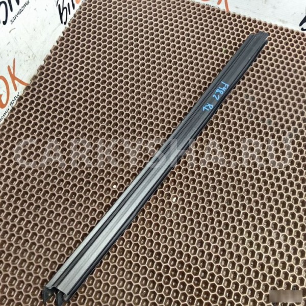 Уплотнитель стекла двери BMW X1 