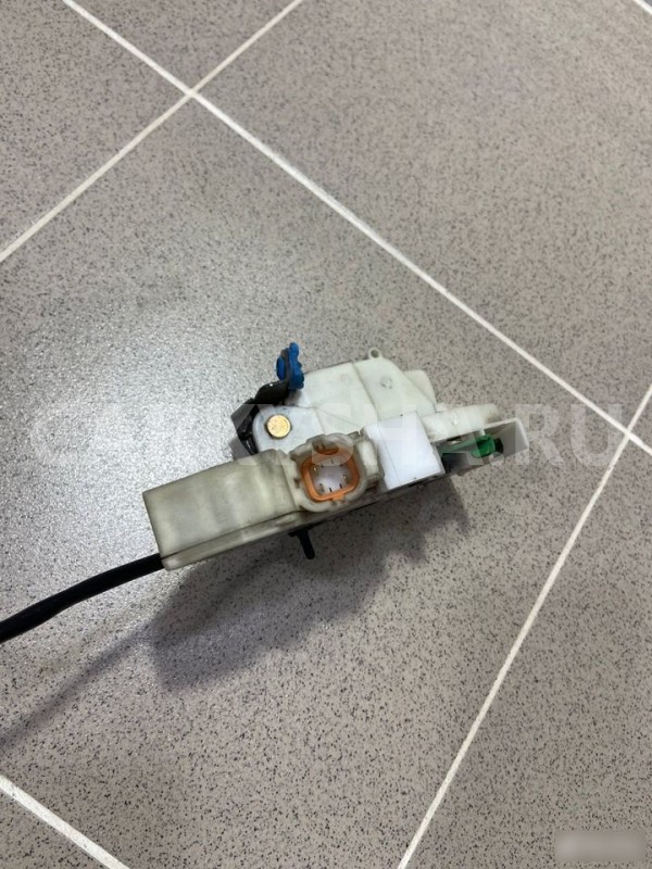 Замок двери задний правый Nissan Laurel 2000 Nissan Laurel оригинальный номер 825525P013