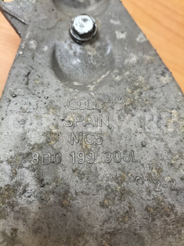 Кронштейн опоры двигателя правый Volkswagen Passat Volkswagen Passat оригинальный номер 8D0199308L