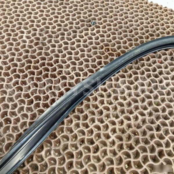 Уплотнитель двери BMW X6 