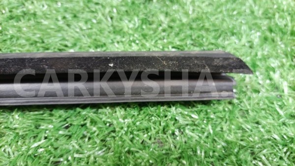 Уплотнитель стекла двери (бархотка внутренняя) Volkswagen Polo оригинальный номер 6RU837479