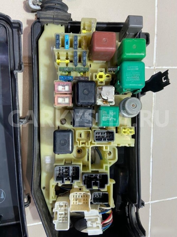 Блок предохранителей под капот Toyota Crown Toyota Crown оригинальный номер 8266330060