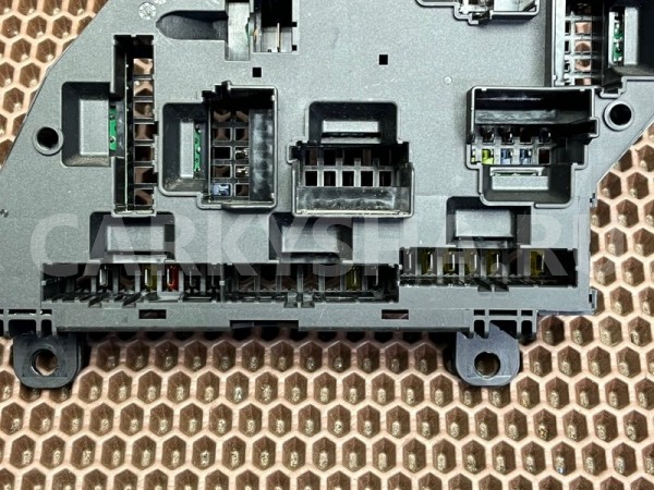 Блок предохранителей в багажнике BMW X3 