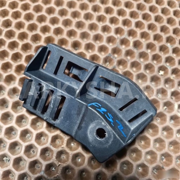 Кронштейн проводки под капотом BMW X3 