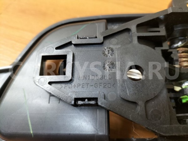 Ручка двери внутренняя передняя правая Mitsubishi Mitsubishi i оригинальный номер MN105360