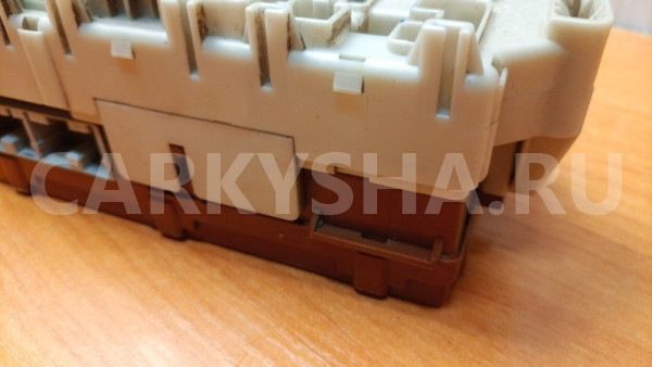 Блок предохранителей салонный Mitsubishi Outlander Mitsubishi i оригинальный номер MR587873