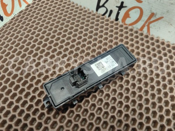 Блок кнопок в центральной консоли BMW X1 