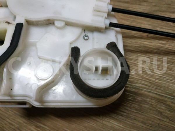 Замок двери передней правой Mitsubishi Outlander 